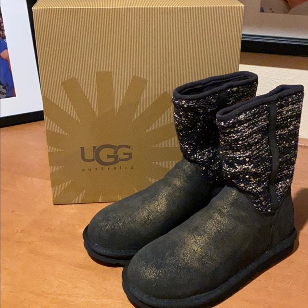 *BNIB* UGG black/gold mid length boots